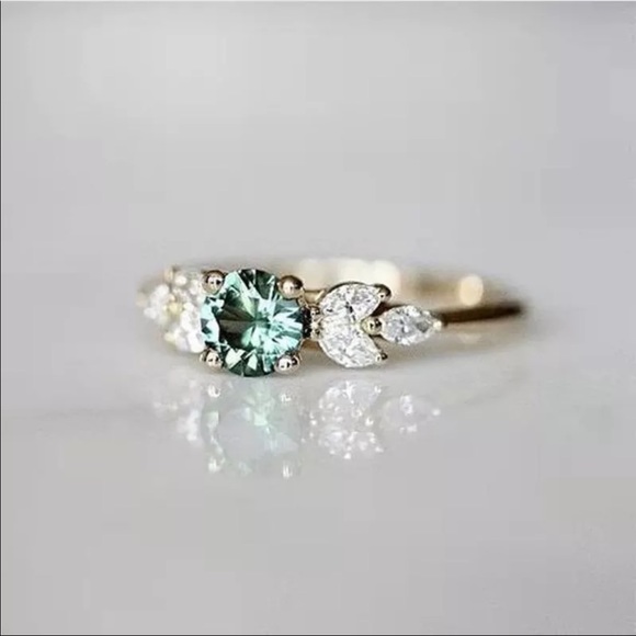 New Yellow Gold Lovely Emerald Diamond Ring 💍 - Picture 3 of 5